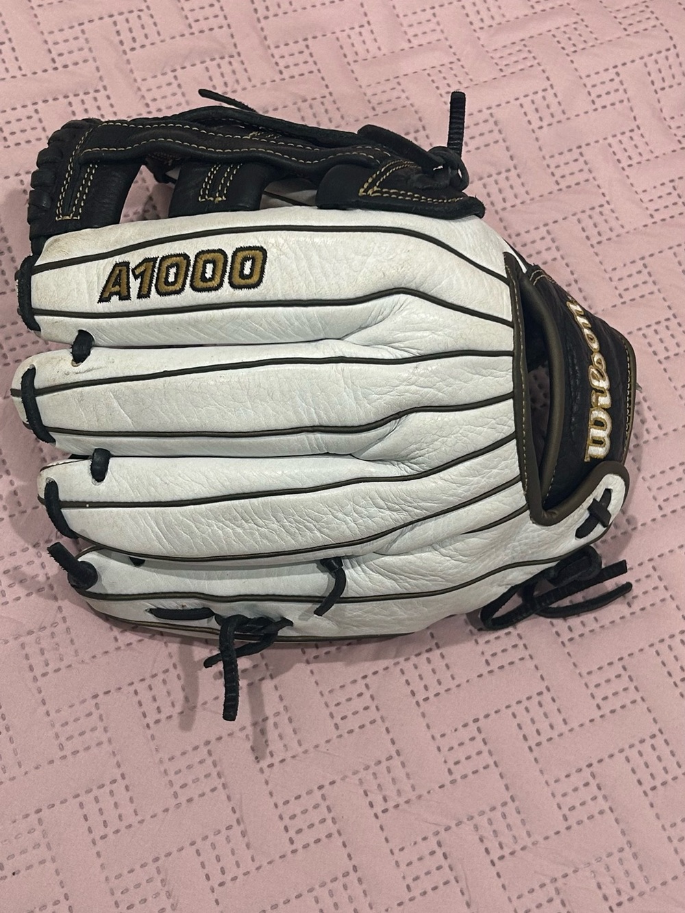 Wilson a1000 fastpitch softball glove - Picture 3 of 9